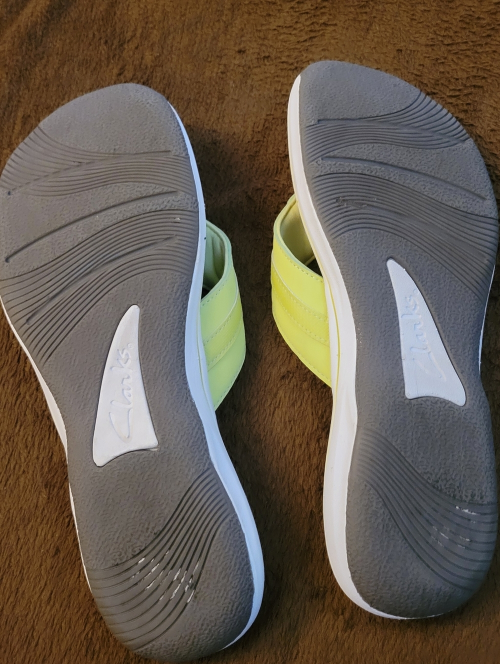 Clark Cloudsteppers Chartreuse Flip Flop Sandals. Very Good Condition. Size 10 - Picture 4 of 5